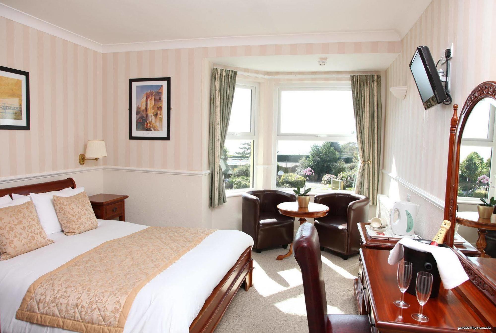 Cliff Head Hotel Carlyon Bay Rum bild